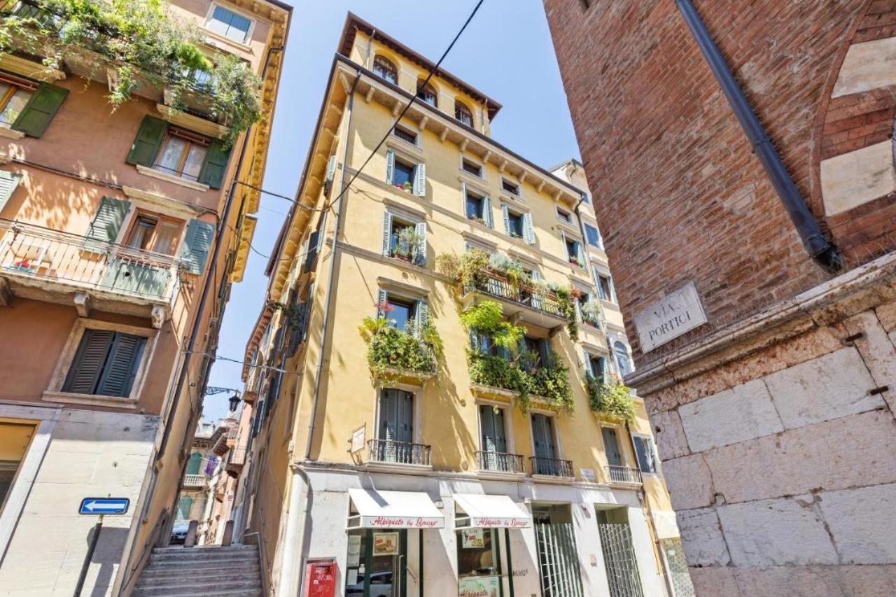 Verona Centro Piazza Erbe Exteriör bild