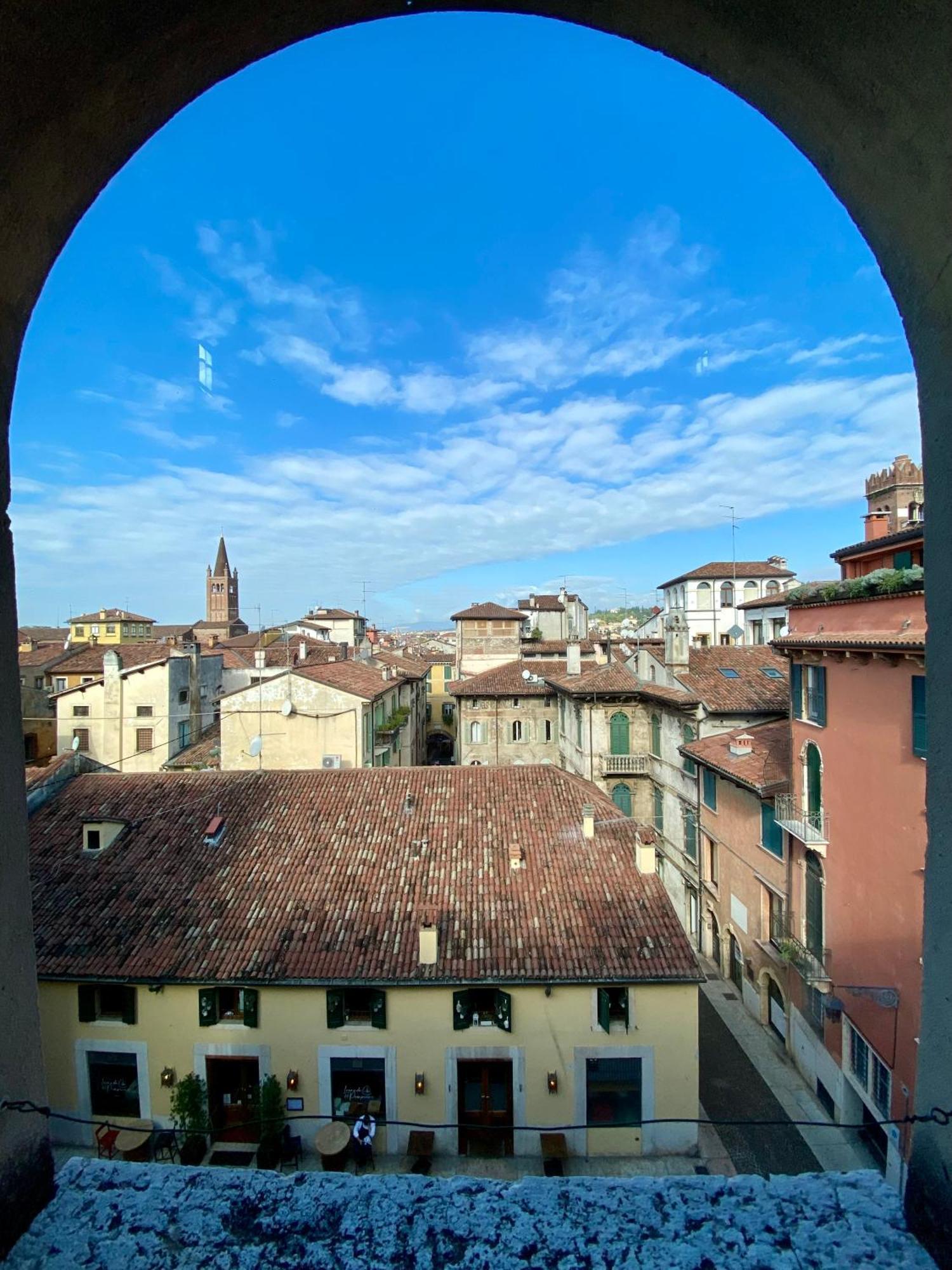 Verona Centro Piazza Erbe Exteriör bild